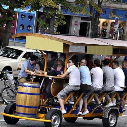 Have fun with beers on wheels and get to know monuments of Hamburg